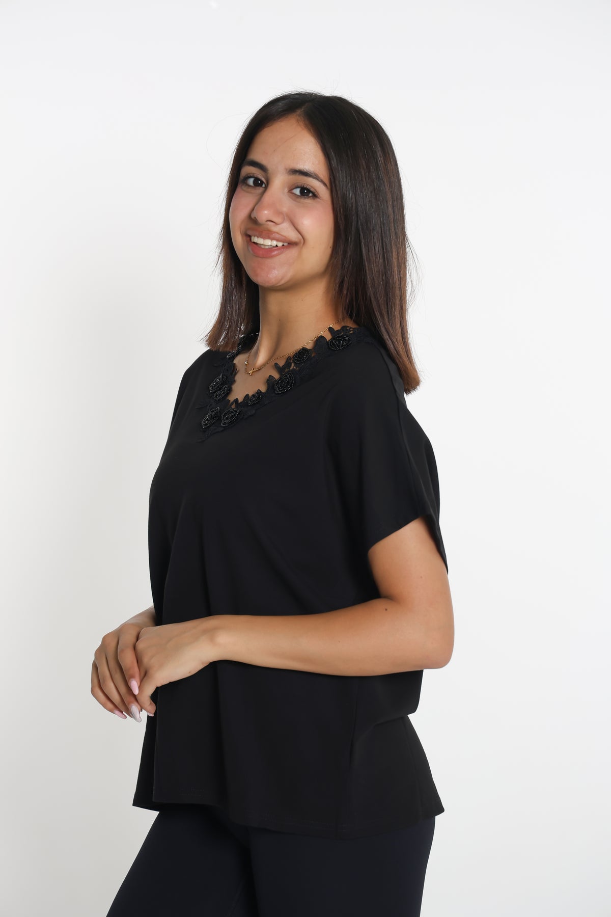 بلوزة قبّتها ورد