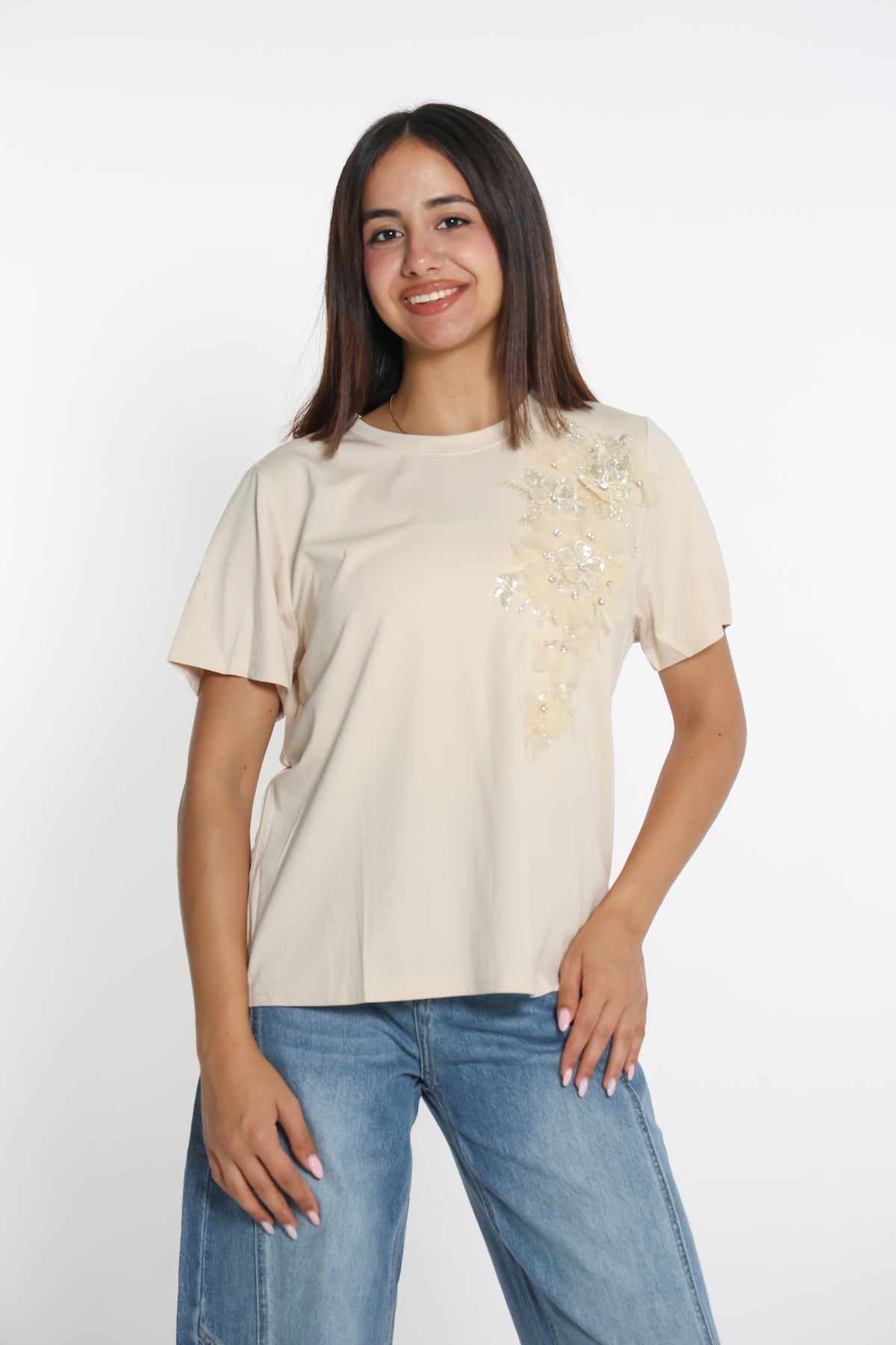 بلوزة مزيّنة بالورد والخرز- beaded flower shirt