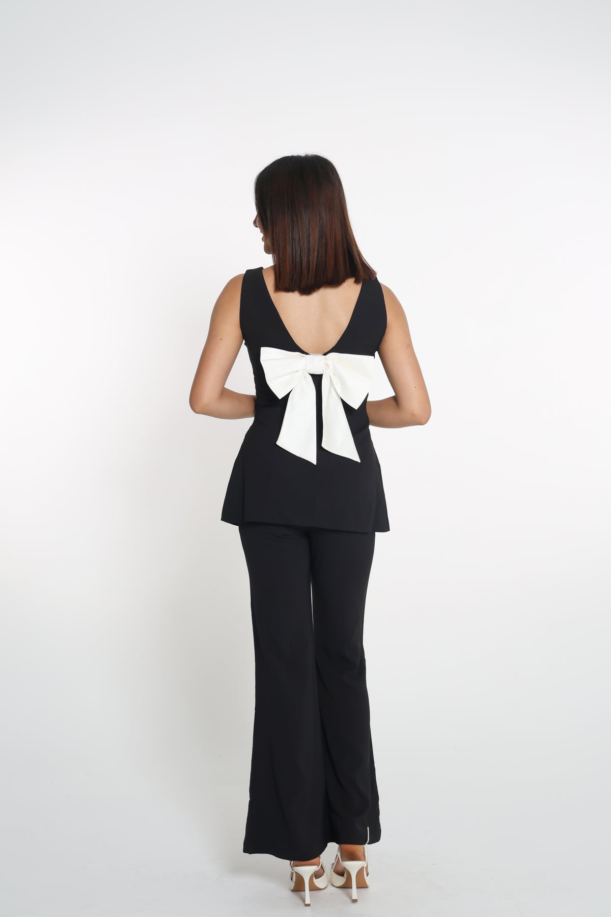 طقم أسود مع شكلة بيضا- white bow black set