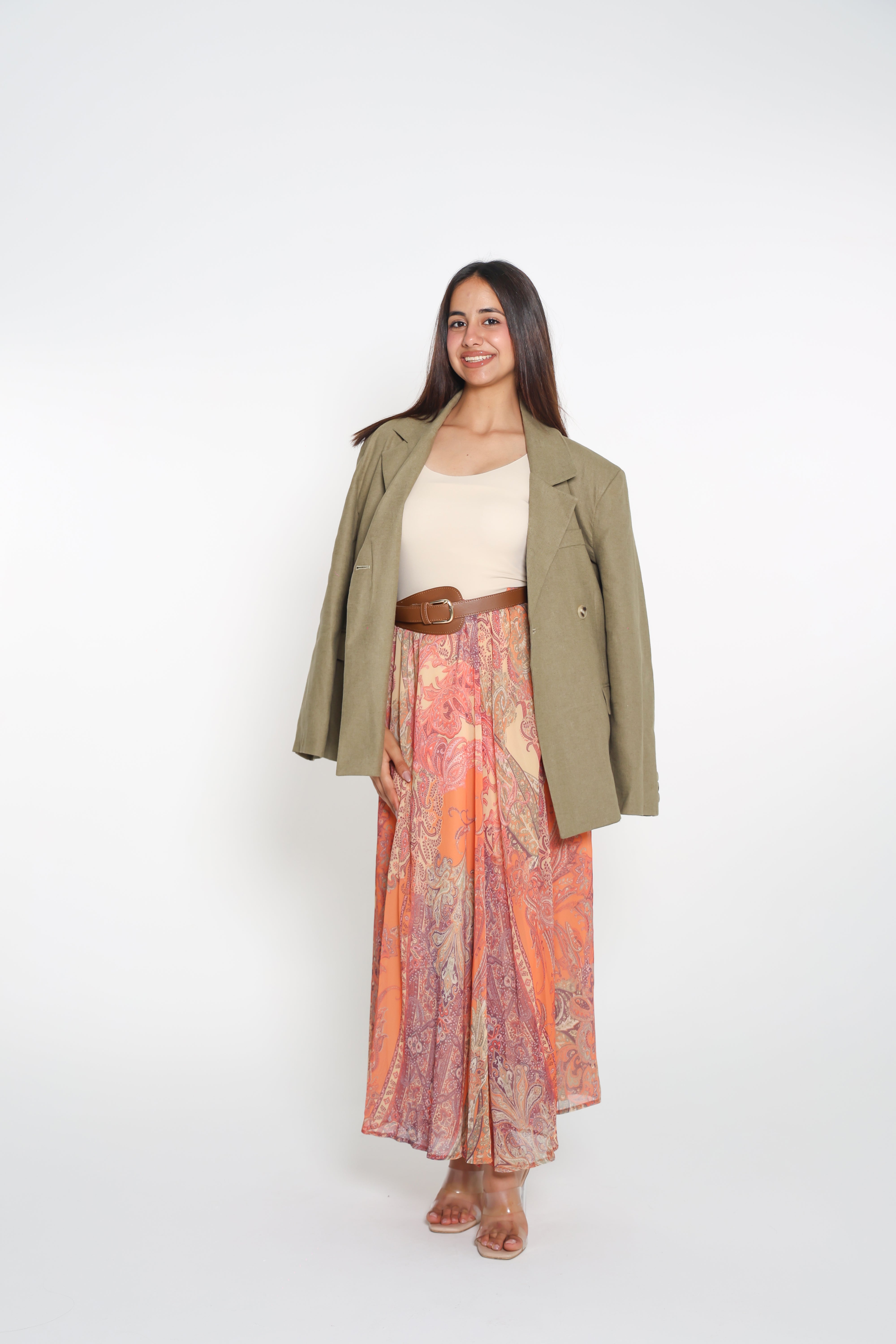 تنورة ملوّنة مع حزام