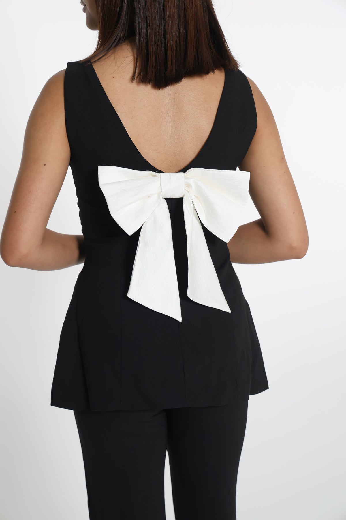 طقم أسود مع شكلة بيضا- white bow black set