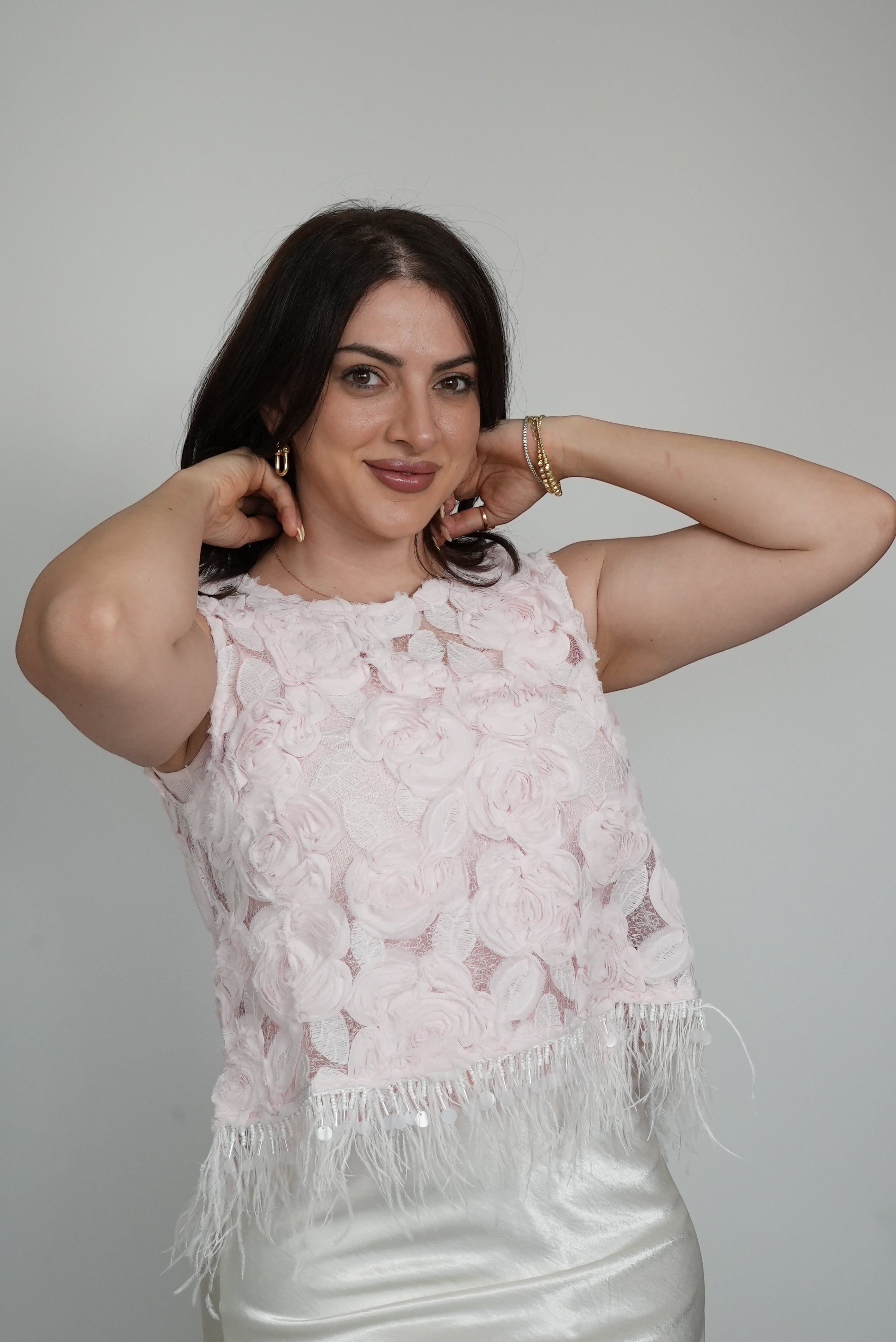 بلوزة موردة مع ريش