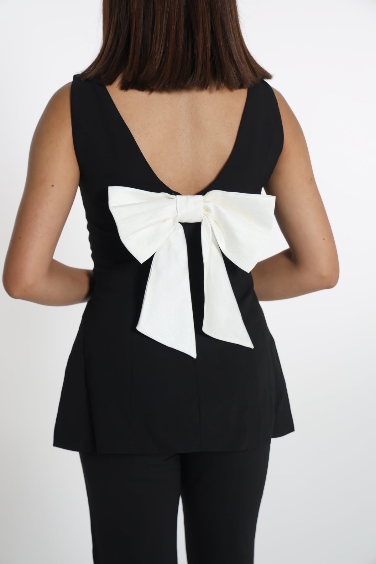 طقم أسود مع شكلة بيضا- white bow black set