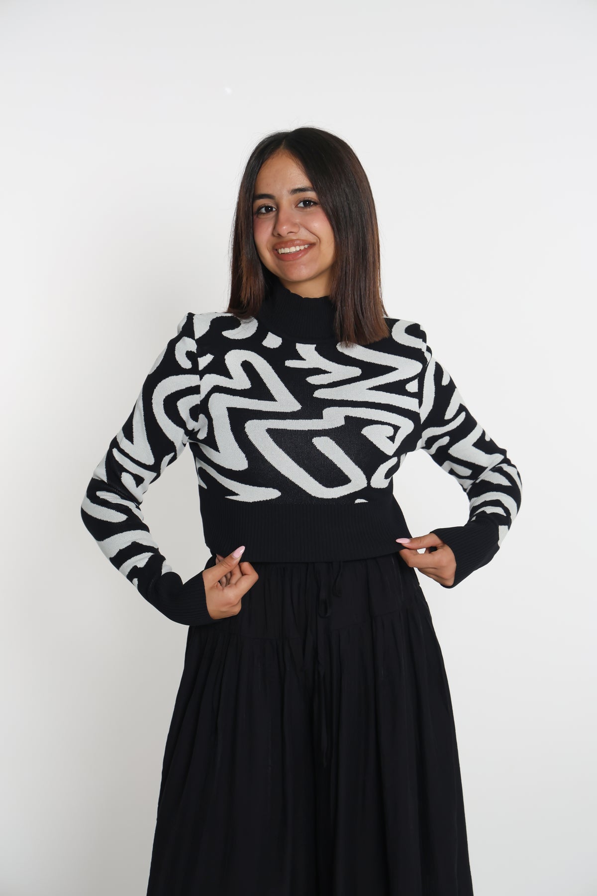 Black and white turtle neck short- بلوزة كم